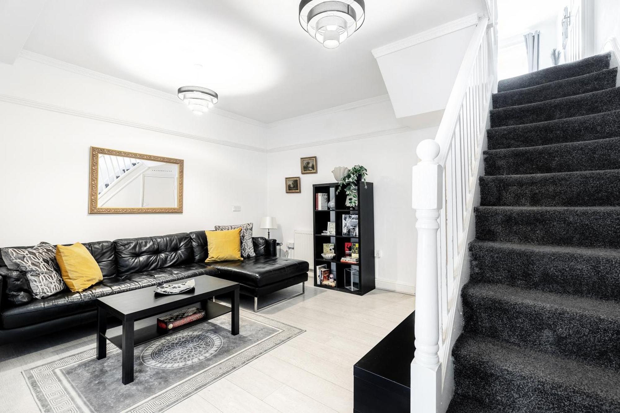 Holiday home Beautiful 4-bed House With Garden In London